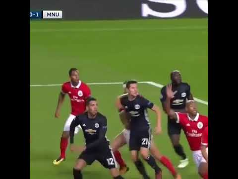 Benfica vs Manchester United dengan gol bunuh diri Mile Svilar
