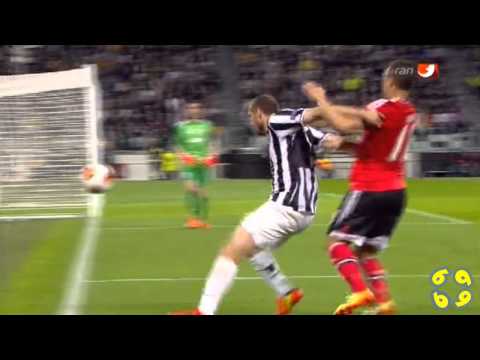 Lima push Chiellini to get the ball ( Juventus vs Benfica ) 01/05/2014 HD