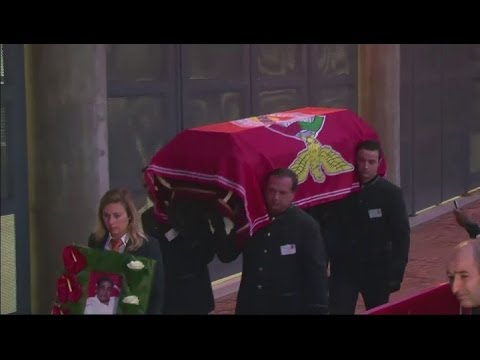 Eusébio's coffin arrives at Benfica's Stadium of Light