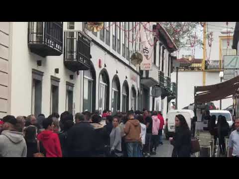 Longas filas para conseguir bilhete para o jogo Santa Clara- SL Benfica. ?❤️⚪