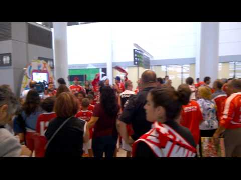 Chanting for Benfica at the airport
